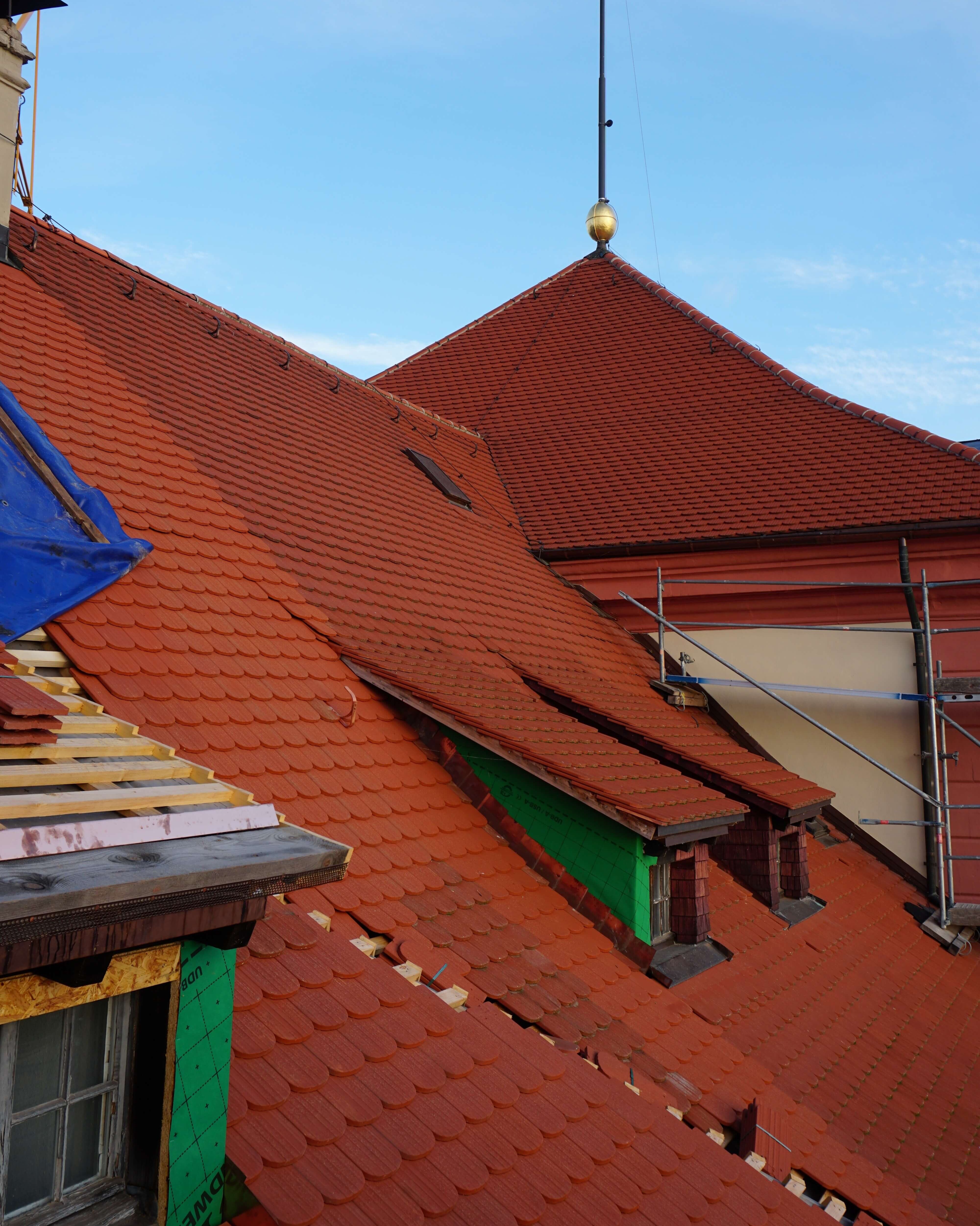 Auf Höhe des Schneefangs wurden keine Solarziegel montiert.  (Foto: Zimmerei Huber)