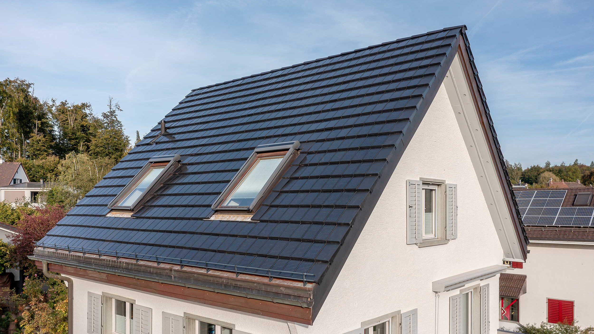 Haus mit dachintegrierter PV-Anlage