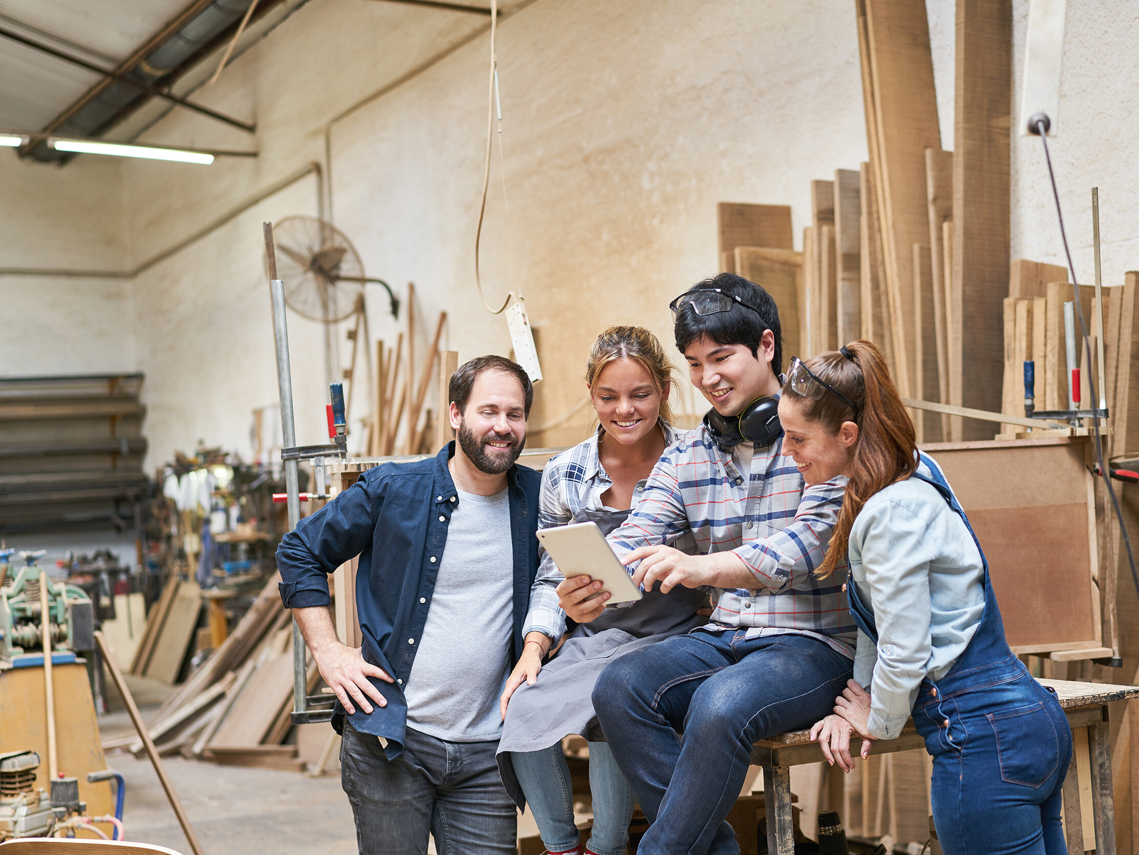 Handwerker in der Werkstatt mit Tablet