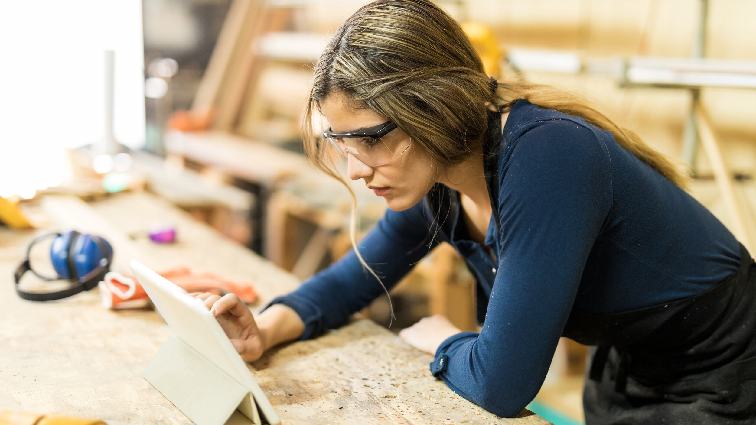 Handwerkerin arbeitet am Tablet